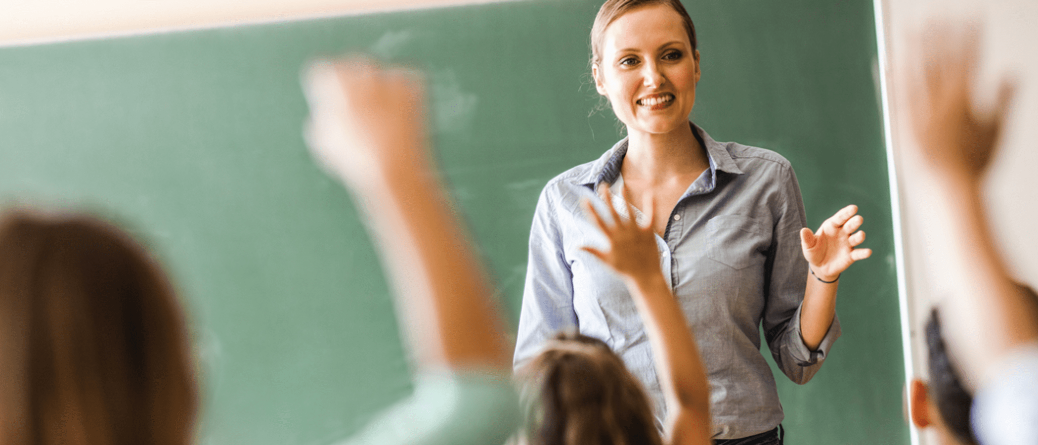 Lehrerin unterrichtet eine Schulklasse