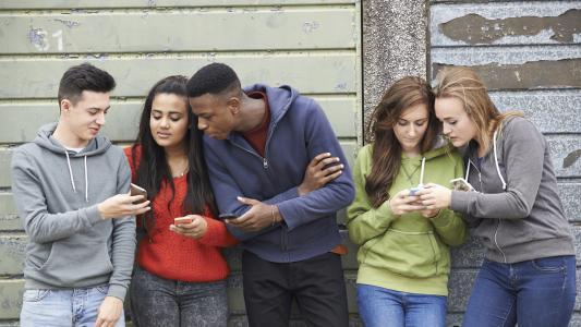 Jugendliche am Handy_GesunderMedienumgang