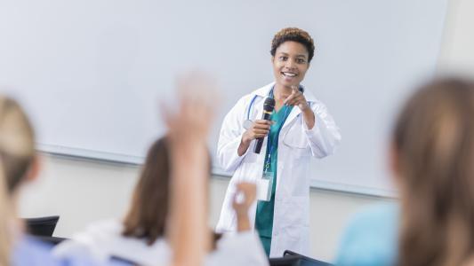 Ärztin unterrichtet eine Klasse