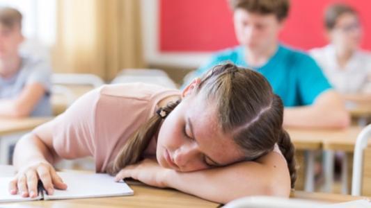 Schülerin schläft im Unterricht